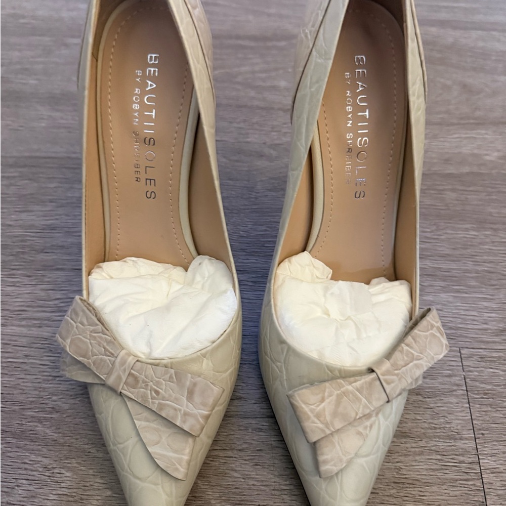 Wolf & Badger Beautiisoles by Robyn Shreiber